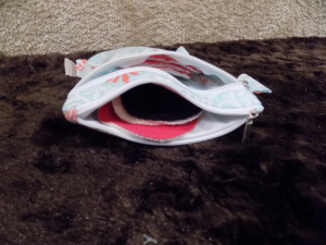 4 nursing pads in dry compartment, 3 nursing pads in wet compartment